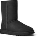 Zwarte UGG Classic Short II-laars van suède, driekwart aanzicht.