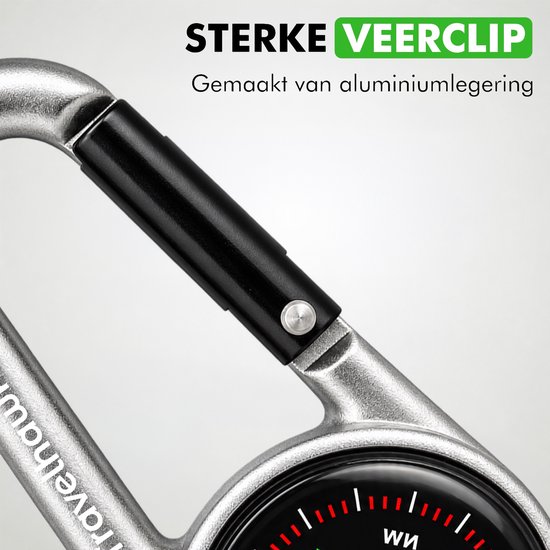 Close-up van de zwarte veerclip van de Travelhawk karabijnhaak. Tekst: STERKE VEERCLIP, Gemaakt van aluminiumlegering.