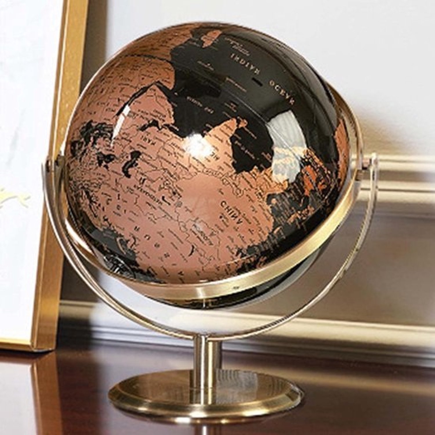 Roterende wereldbol - Educatieve globe - Bureauaccessoire - Draaibaar op twee assen - 20 cm diameter - Zwart goud