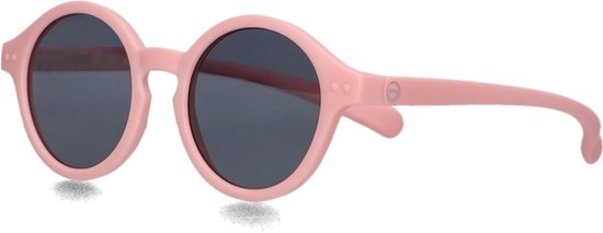 Izipizi zonnebril voor kinderen in pastelroze met ronde monturen en donkere glazen.