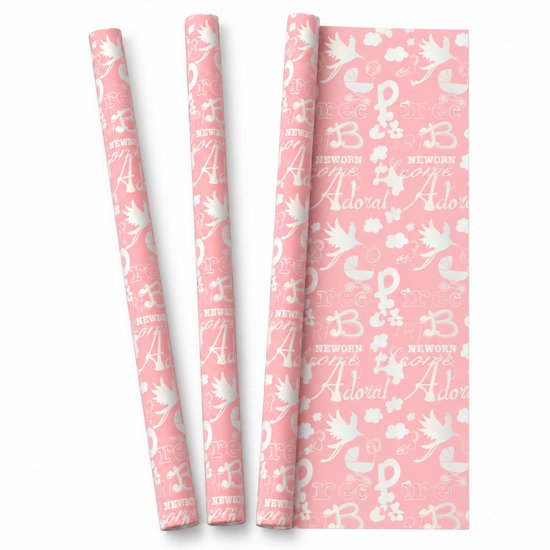 Drie rollen roze cadeaupapier met baby-illustraties, één rol is gedeeltelijk uitgerold.
