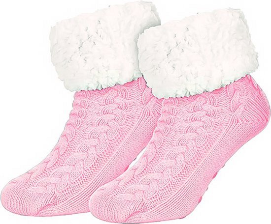 Roze gebreide huissokken met kabelpatroon en omgeslagen witte fleece boord.