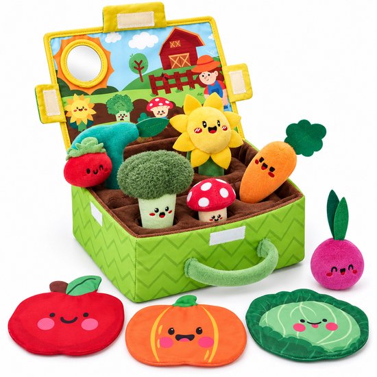 Een groene speelgoedkoffer met daarin pluche groenten en fruit. De koffer toont een boerderijtafereel.