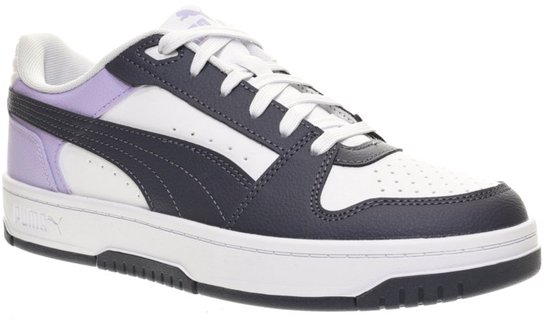 Witte sneaker met paarse en donkergrijze panelen en PUMA-merktekens.