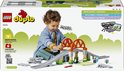 Doos van Duplo Treinbrug en rails uitbreidingsset 10426, met spelend kind en afbeelding van de set.