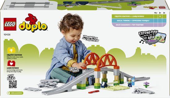 Doos van Duplo Treinbrug en rails uitbreidingsset 10426, met spelend kind en afbeelding van de set.