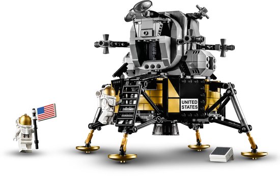 Grijze en gouden maanlander met 'United States' opdruk, twee astronauten, vlag en ladder op grijze basis.