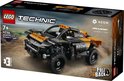 LEGO Technic NEOM McLaren Extreme E Team raceauto met oranje en zwarte details en 'Pull Back' functie.