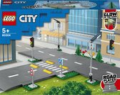 LEGO® City Wegplaten 60304 bouwset; bouwbare speelgoedweg; maak de wegplaten vast aan je stad om deze uit te breiden; met lantaarnpalen, stoplichten, verkeersborden, bomen en planten, verkeersdrempels en een zebrapad (112 onderdelen)