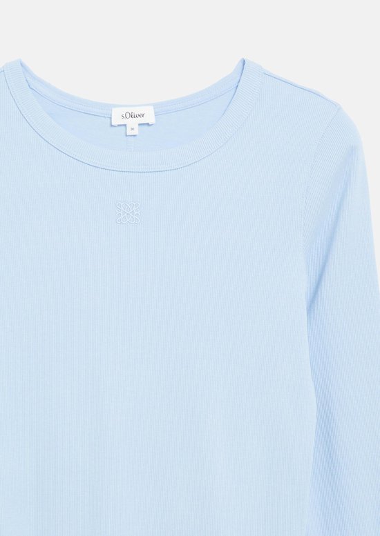 Close-up van de halslijn van een lichtblauw geribbeld shirt met S.Oliver-label en geborduurd embleem.