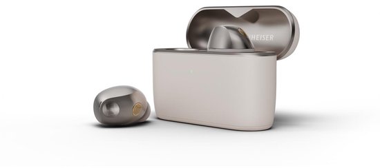 Crèmekleurige oplaadcase open met een Sennheiser oordopje ernaast. Oordopjes en binnenzijde case zijn metaalgrijs.