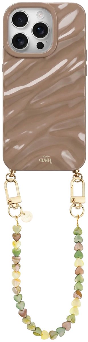 xoxo Wildhearts Taupe Glaze telefoonhoesje met koord - geschikt voor iPhone 16 Pro Max - Shell Hearts Olives (kort koord) - Dream hoesje met telefoonkoord - Glimmende silicone case met plooien - Hartjesketting - Groen - Beige
