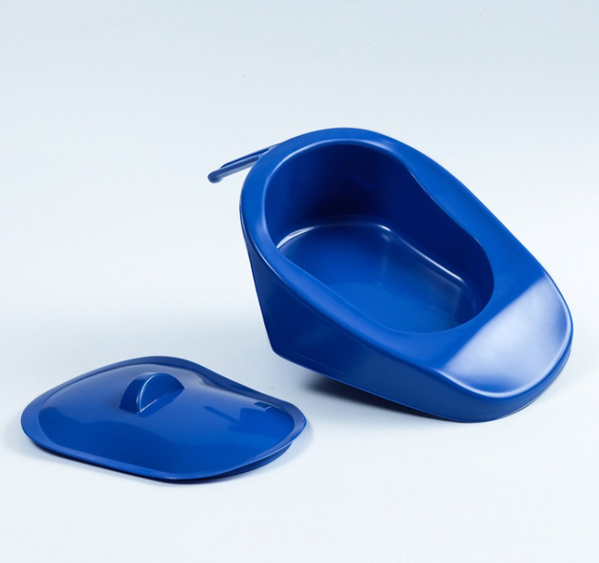 PP‑kunststof bedpan met deksel en handvat, naadloos glad ontwerp, draagbaar verzorgingsurinoir in donkerblauw voor zwangere vrouwen, ouderen en bedlegerige patiënten voor thuiszorg