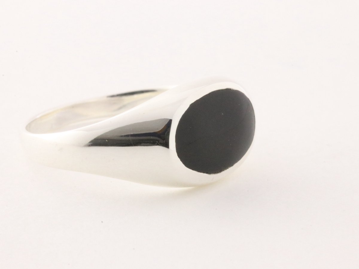 Ovale hoogglans zilveren ring met onyx - maat 18
