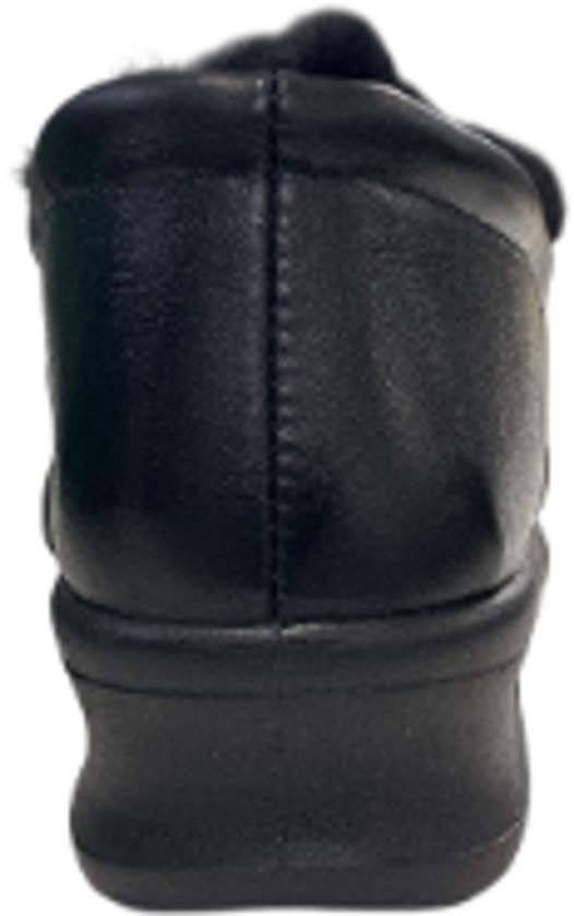 Achterkant van een zwarte pantoffel met een bontachtige voering en een lage hak.