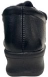 Achterkant van een zwarte pantoffel met een bontachtige voering en een lage hak.