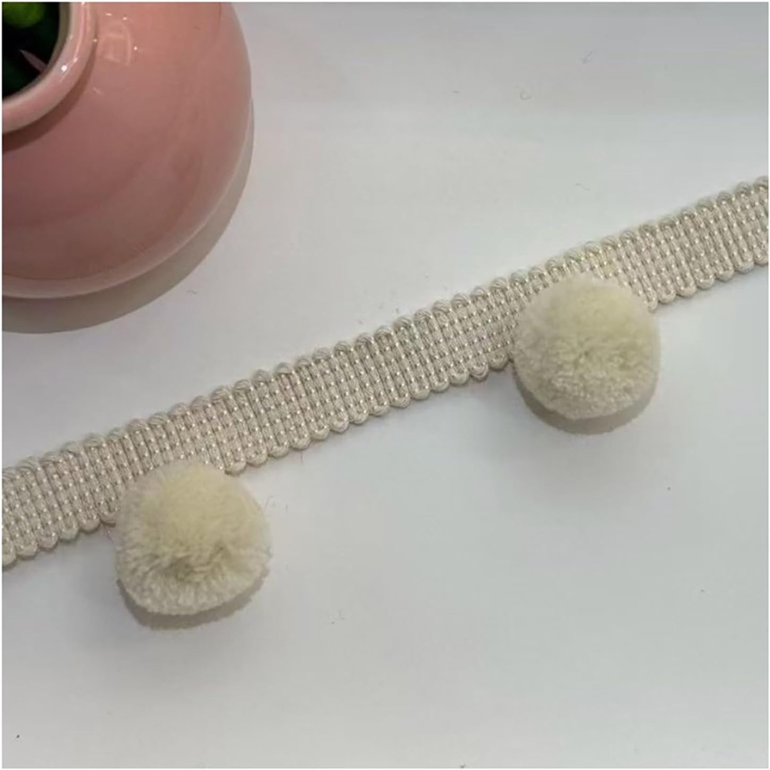 Pomponboord, kleurrijke pompons, kwastjes, linten om te naaien, decoratieve band met pompons, ballen, kwastboord, pomponband voor doe-het-zelf naaien, gordijnen, kussens