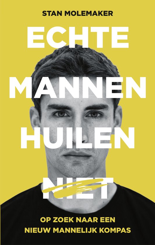 Portret van Stan Molemaker op een gele achtergrond. De tekst 'ECHTE MANNEN HUILEN NIET' is groot afgebeeld.