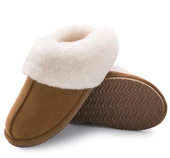 Khaki pantoffels met dikke, witte bontrand en golvende zolen.