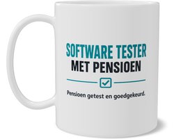 Koffiemok Software Tester Met Pensioen Pensioen getest en goedgekeurd Origineel Afscheidscadeau IT & QA Collega Dubbelzijdige Beker voor Gepensioneerde Tester Wit met Teal Typografisch Design