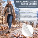 Vrouw in winterlandschap met schapenwollen inlegzool, voorzien van hielondersteuning en extra warmte.