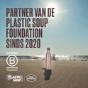 Lichtroze FLASKE fles op het strand. Partner van de Plastic Soup Foundation sinds 2020. Gecertificeerd B Corporation.