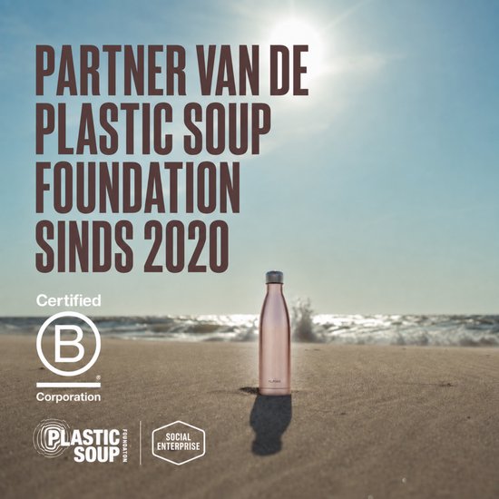 Lichtroze FLASKE fles op het strand. Partner van de Plastic Soup Foundation sinds 2020. Gecertificeerd B Corporation.