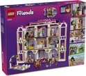 Achterkant van de LEGO Friends Heartlake City Grand Hotel doos met kamers en minipoppetjes.
