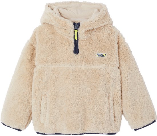 Beige teddy borg hoodie met halve rits, blauwe bies aan de zoom en capuchon, en een klein embleem op de borst.