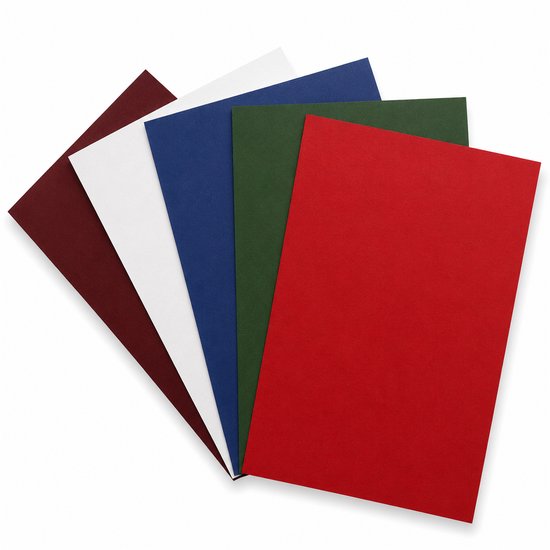 Vijf vellen gekleurd A4 karton, liggend op elkaar: rood, groen, blauw, wit en bordeaux.