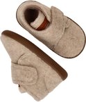 Beige vilten sloffen met bruine zool en klittenbandsluiting.