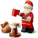 LEGO minifiguur van kerstman met rode mok, koekje, cadeautje en tafeltje.