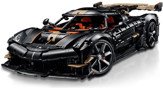 Zwarte Koenigsegg speelgoedauto met oranje interieur, gouden accenten en grote achterspoiler.