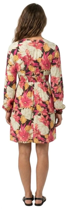 Model met de rug naar de camera, draagt een veelkleurige jurk met lange mouwen en bloemenprint, ceintuur in de taille.