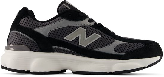 Zwarte New Balance sneaker met grijze en witte accenten. Het "N" logo is aan de zijkant te zien.