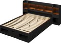 Zwart 140x200 cm bedframe met houten lattenbodem, opberglades, zijschappen en geïntegreerde LED-verlichting.