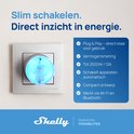 Shelly Plug S in een stopcontact met blauwe verlichting, toont functies zoals energiemeting en 2500W capaciteit.