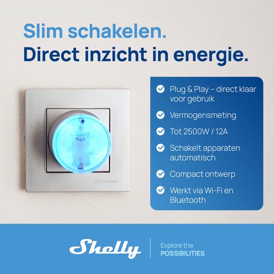 Shelly Plug S in een stopcontact met blauwe verlichting, toont functies zoals energiemeting en 2500W capaciteit.