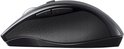 Zijaanzicht van de zwarte Logitech muis met duimknoppen en rubberen grip.