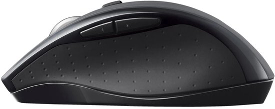 Zijaanzicht van de zwarte Logitech muis met duimknoppen en rubberen grip.