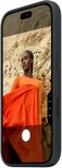 iPhone met zwart hoesje toont camera-app met model voor rotsachtige achtergrond.