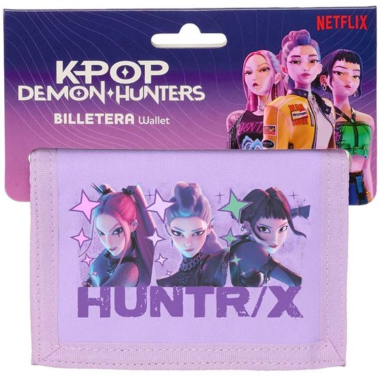 Portefeuille K-Pop Demon Hunters dans son emballage avec trois personnages animés et l'inscription HUNTR/X.