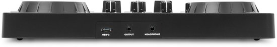 Achterkant van zwarte Vonyx Spin200 DJ-controller met USB-C, output en hoofdtelefoonaansluiting.