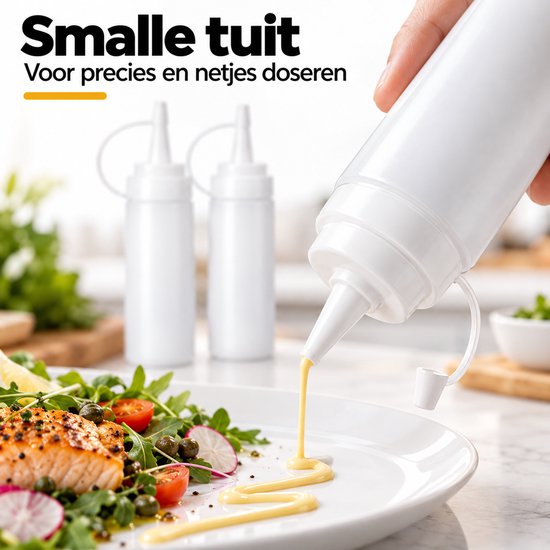 Hand die een witte knijpfles gebruikt om gele saus precies over een gerecht met zalm te doseren.