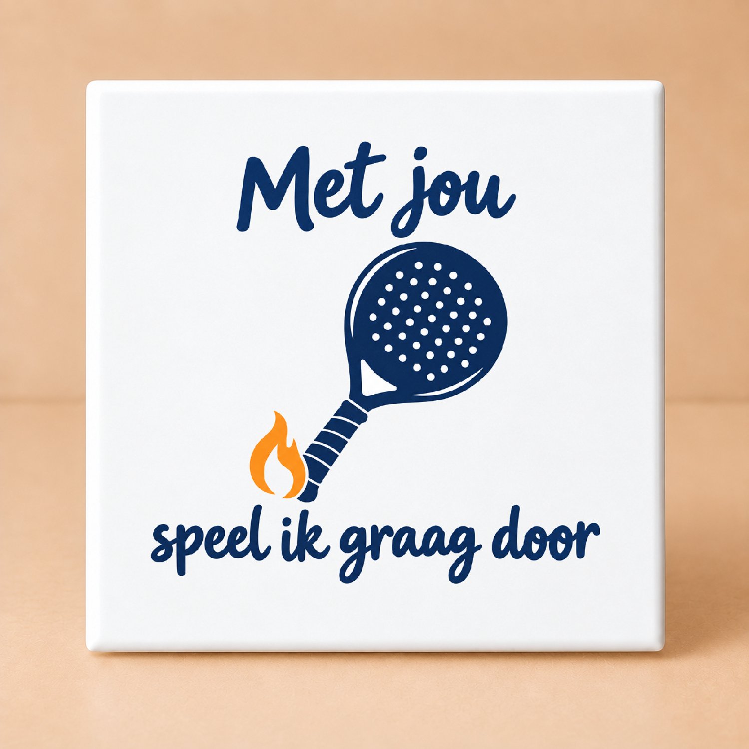 Bedruk King Vrolijke Padelpakjes na de rally Tegel – Kleurrijk plat ontwerp voor sportieve padel liefhebbers - 11 x 11 cm Wit