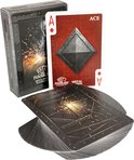 Metal Edition speelkaarten met een Aas van Ruiten kaart en doosje met vonken-illustratie.