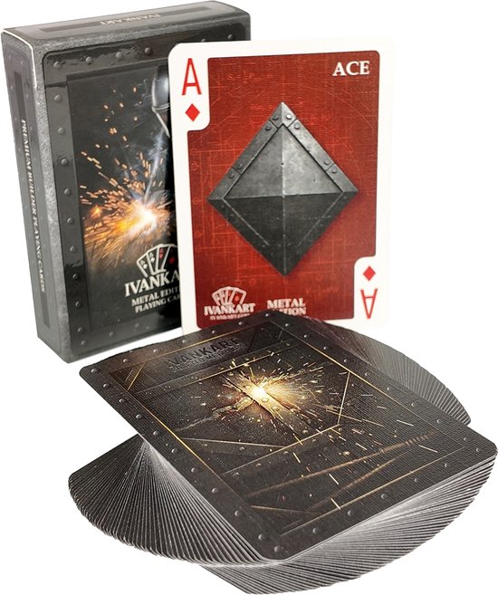 Metal Edition speelkaarten met een Aas van Ruiten kaart en doosje met vonken-illustratie.