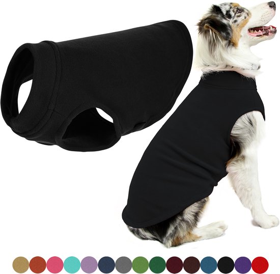 Hond met gevlekte vacht draagt een zwart fleece vest met hoge kraag. Kleurenstalen in de onderrand.