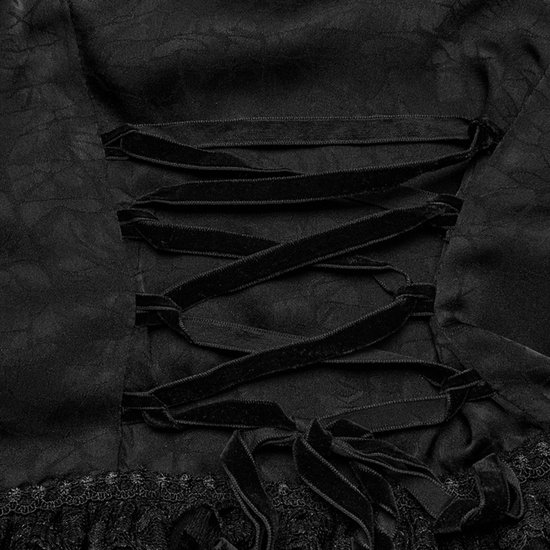 Detailopname van de rugvetersluiting met zwart fluwelen lint op een getextureerde zwarte blouse.