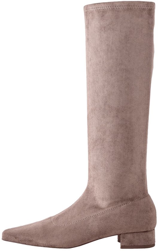 Taupekleurige suède kniehoge laars met spitse neus en lage hak, op een witte achtergrond.